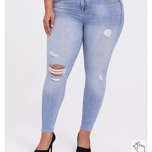 BOMBSHELL SKINNY JEAN - PREMIUM STRETCH LIGHT WASH